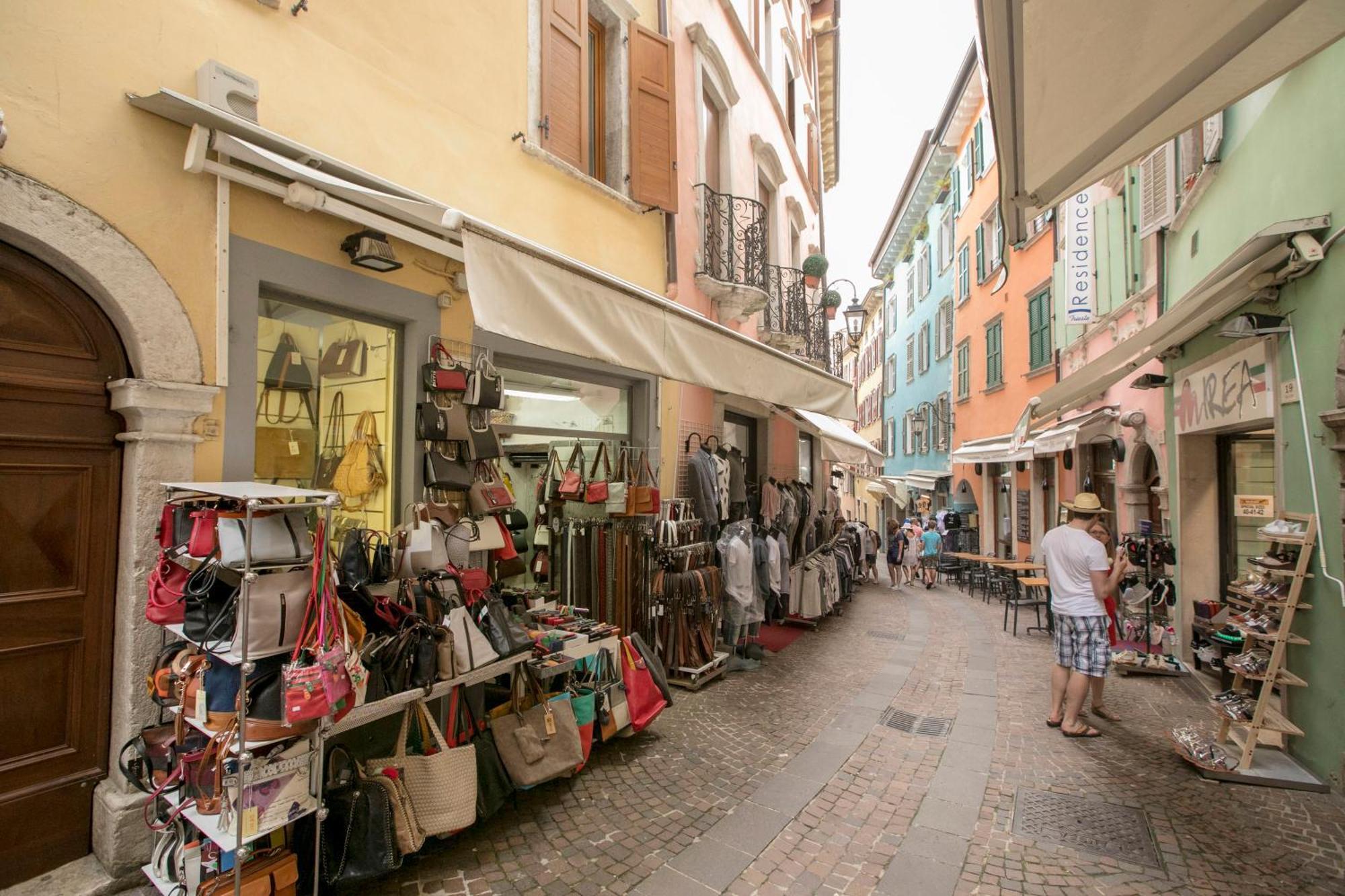 Appartamento Centro Storico Riva - Happy Rentals ภายนอก รูปภาพ